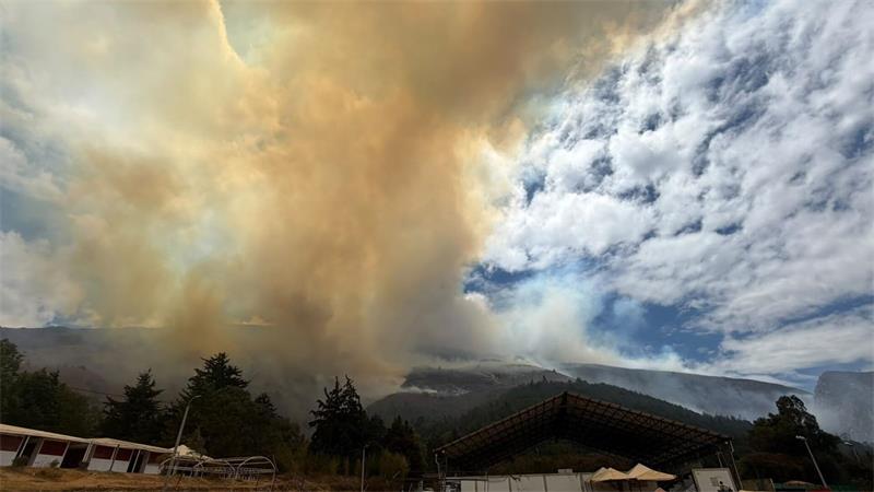 Kolumbien: Waldbrand bei Touristenort bedroht Naturreservat Ein großer Waldbrand hat sich nahe dem Touristenort ausgebreitet.