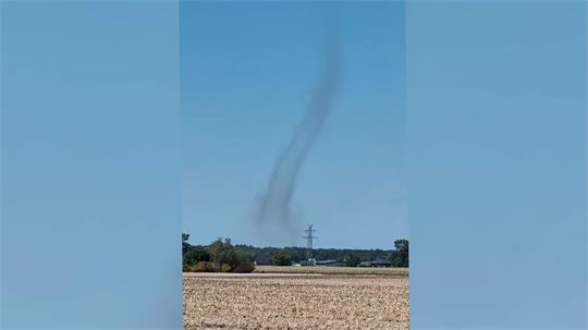 Ein großer Wirbel über einem Feld im Landkreis Vechta hat am Montag auf den ersten Blick an einen Tornado erinnert. (Handout)