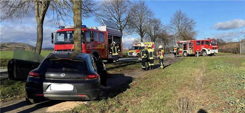 Tödlicher Unfall bei Bad Grund: Beifahrerin (61) stirbt auf K431 Ein großes Einsatzaufgebot von Feuerwehr, Notärzten und Polizei zeigt sich am Unfallort. Foto: Freiwillige Feuerwehr Bad Grund