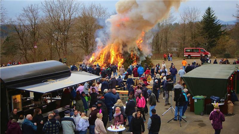 Ein großes Feuer brennt am Samstag im Ortsteil Hohegeiß.