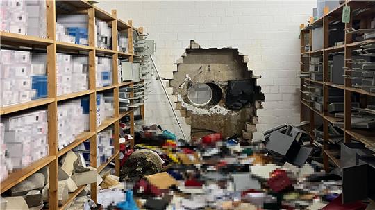 Ein großes Loch ist in der Wand zum Tresorraum der Sparkasse zu sehen. (Archivbild)
