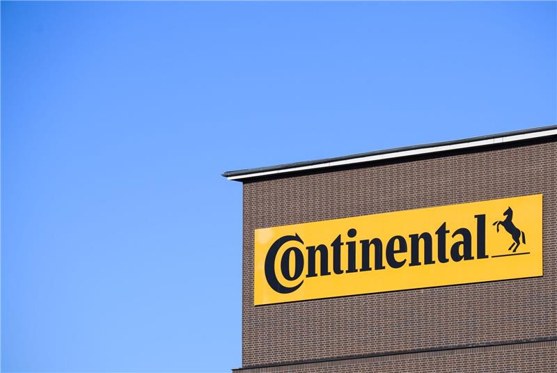 Continental steigert operativen Gewinn Ein großes Logo hängt an der Konzernzentrale der Continental AG.