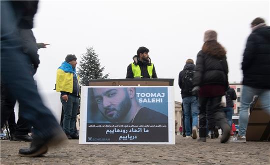 Ein großes Plakat zeigt den iranischen Rapper Toomaj Salehi - er soll im Iran hingerichtet werden.