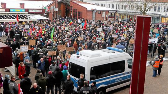 Ein großes Polizeiaufgebot begleitet im Februar AfD-Bürgerdialog im Jacobson-Haus und Gegendemo auf dem Platz davor.
