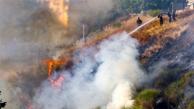 Ein großflächiger Brand hat sich auf einem Hügel in Rom ausgebreitet