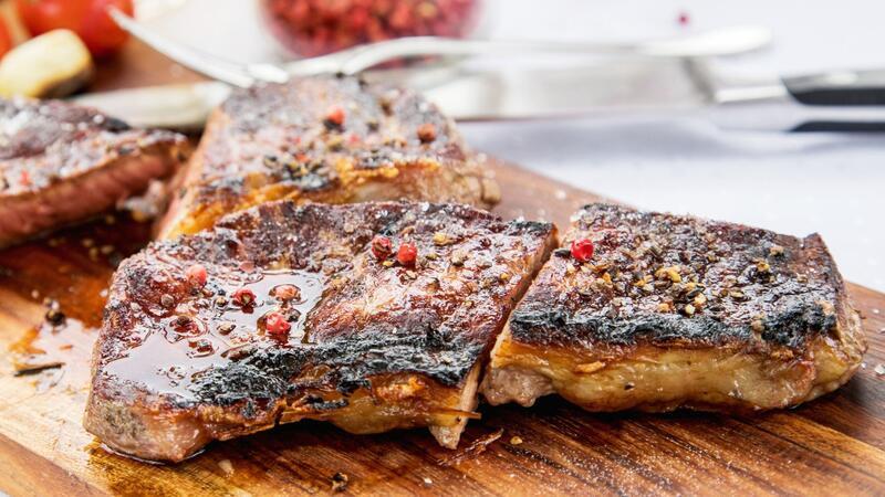 Überblick: Wie Sie gutes Grillfleisch finden Ein gutes Stück Fleisch: Die Qualität hängt von mehreren Merkmalen ab.