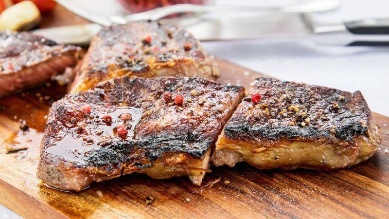 Überblick: So kaufen Sie gutes Grillfleisch Ein gutes Stück Grillfleisch. Lecker. Foto: Christin Klose/dpa-tmn