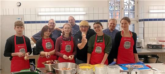 Ein gutes Team: Stefan Marquard ist umgeben von den fleißigen Nig-Schülern (v.l.) Jerome, Ino, Merle, Manjana und Lotta sowie den Küchenchefs der Schule. Foto: Jenzora