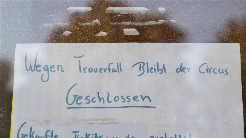 Artistin stürzt im Zirkus - Zuschauer sehen tödliches Drama Ein handgeschriebener Zettel an der Kasse informiert die Zirkusbesucher über die Schließung wegen eines Trauerfalls.