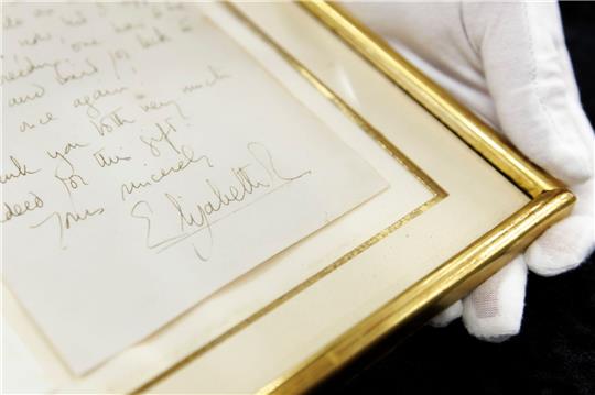 Ein handgeschriebener zweiseitigen Brief von  Königin Elisabeth II. (1926-2022) aus dem Jahr 1966 wird versteigert.