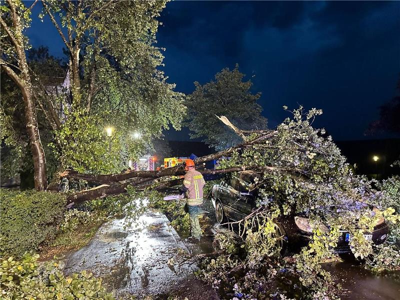 Ein Toter und Verletzte bei Unwetter im Süden Deutschlands Ein heftiger Strum ließ in Tuttlingen Bäume umknicken.
