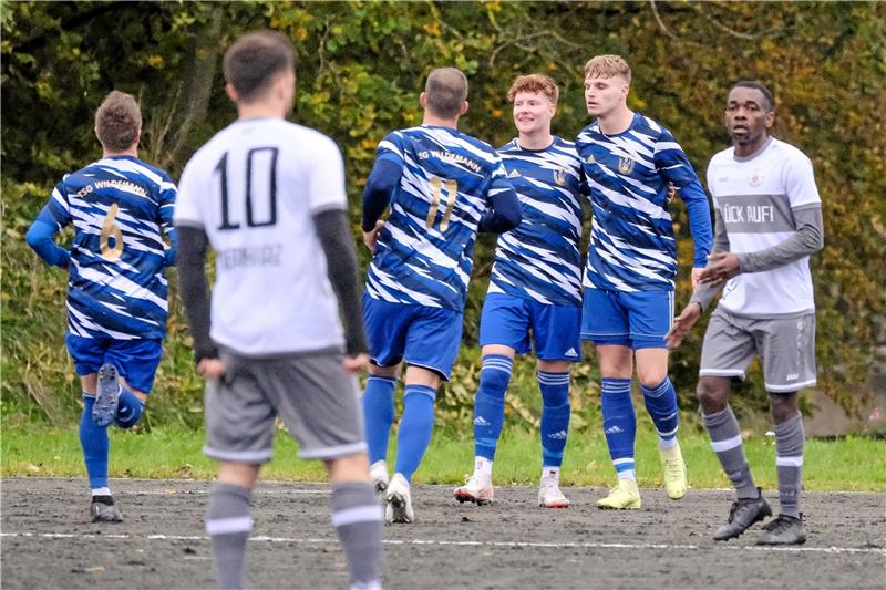 Ein herber sportlicher Verlust: Torjäger Joshua Bartels (2. v. r.) verlässt die TSG Wildemann und schließt sich Bezirksligist TSG Bad Harzburg an. Foto: Drechsler