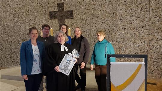 Ein herzlicher Abschied: Die scheidende Pfarrerin Melanie Grauer im Kreise des Kirchenvorstands der St. Georg-Gemeinde um die Vorsitzende Tanja Schlack (li.) und ihre Stellvertreterin Beate Jäger (re.).