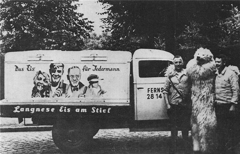 Ein historischer Eis-Wagen, der für «Eis am Stiel» wirbt.