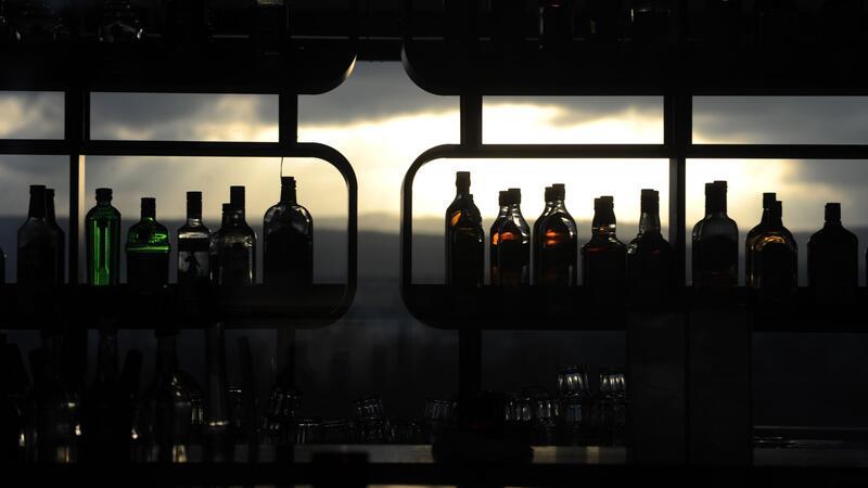 12 Fakten, die Sie über Alkohol wissen müssen Ein hoher Alkohol- oder auch Zuckergehalt trägt positiv zu der Langlebigkeit von Spirituosen bei.