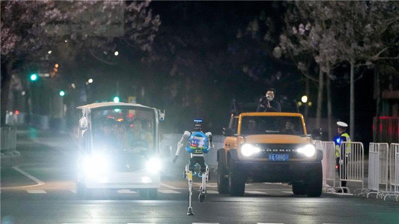 Ein humanoider Roboter bei einem Testlauf für den Beijing E-Town Humanoid Robot Half Marathon 2026 i Peking.