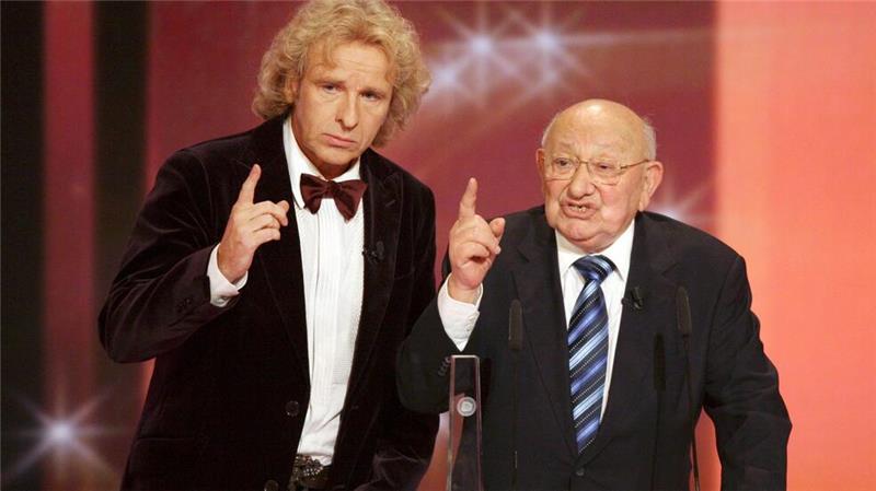 Glamour und Gezeter: 25 Jahre Deutscher Fernsehpreis Ein ikonischer Moment: Literaturkritiker Marcel Reich-Ranicki lehnt den Deutschen Fernsehpreis ab. Moderator Thomas Gottschalk versucht die Situation zu retten.