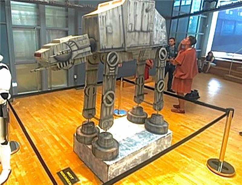 „Galaktisches Goslar“ lockt Fans des Imperiums Ein imperialer Läufer (AT-AT-Walker), wie er im Museum „Stars of the Galaxy) in Mönchengladbach ausgestellt ist, könnte zu den Leihgaben der Sonderausstellung gehören und bald in Goslar zu sehen sein. Foto: Manglitz