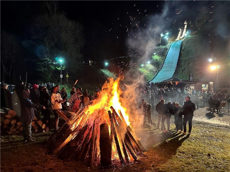 Hunderte kommen extra fürs Osterfeuer nach Braunlage Ein imposanter Anblick: Am Fuß der Brockenwegschanzen lodert das Osterfeuer des Wintersportvereins. Fotos: Breutel/Jung