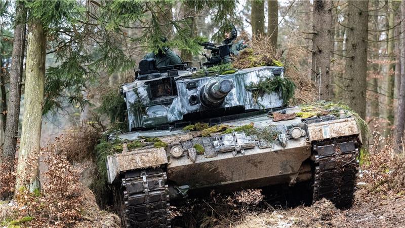 Friedensforscher: Europa rüstet massiv auf Ein in Deutschland produzierter Leopard-2-Panzer der polnischen Armee nimmt an einer internationalen Militärübung teil. (Archivbild)