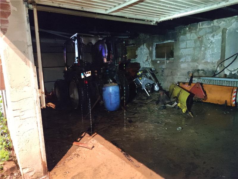 Garage auf Asklepiosgelände in Brand geraten Ein in der Garage abgestellter Trecker wurde durch den Brand stark beschädigt. Foto: Feuerwehr