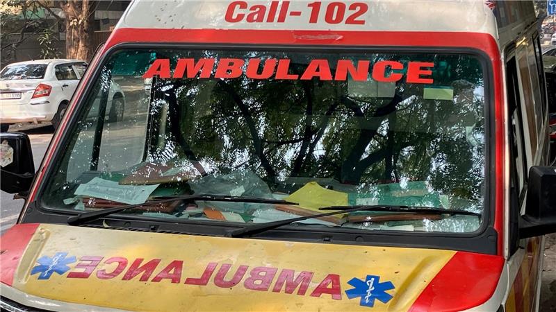 Ein indischer Krankenwagen steht am Straßenrand. (Symbolbild)