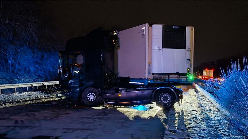 Viele Unfälle wegen Glätte in Niedersachsen Ein ins Rutschen gekommener Lastwagen blockierte stundenlang die Fahrbahn auf der A1.