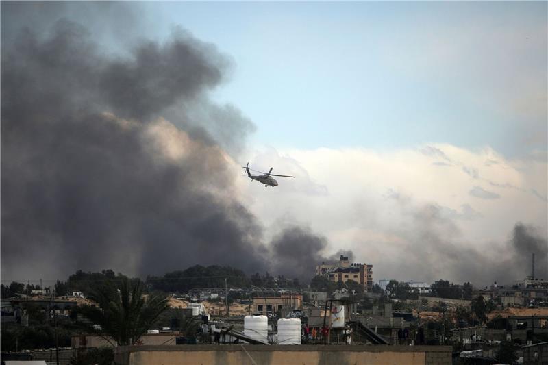 Sorge vor Bodenoffensive in Rafah wächst Ein israelischer Hubschrauber fliegt über Chan Junis. Bei einem Einsatz der israelischen Armee in der Stadt seien Dutzende Tatverdächtige festgenommen worden.