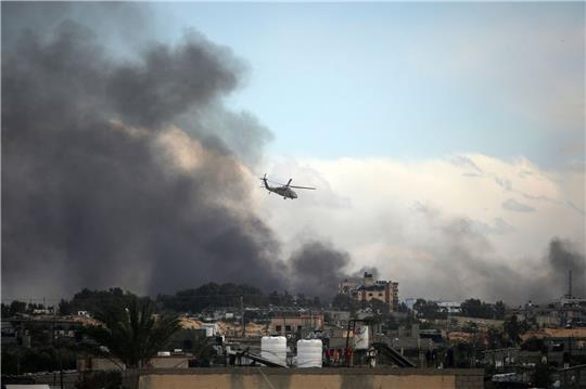 Ein israelischer Hubschrauber fliegt über Chan Junis. Bei einem Einsatz der israelischen Armee in der Stadt seien Dutzende Tatverdächtige festgenommen worden.