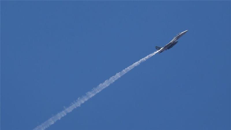 Ein israelischer Kampfjet von einem Luftwaffenstützpunkt in Zentralisrael aus gesehen. (Symbolbild)