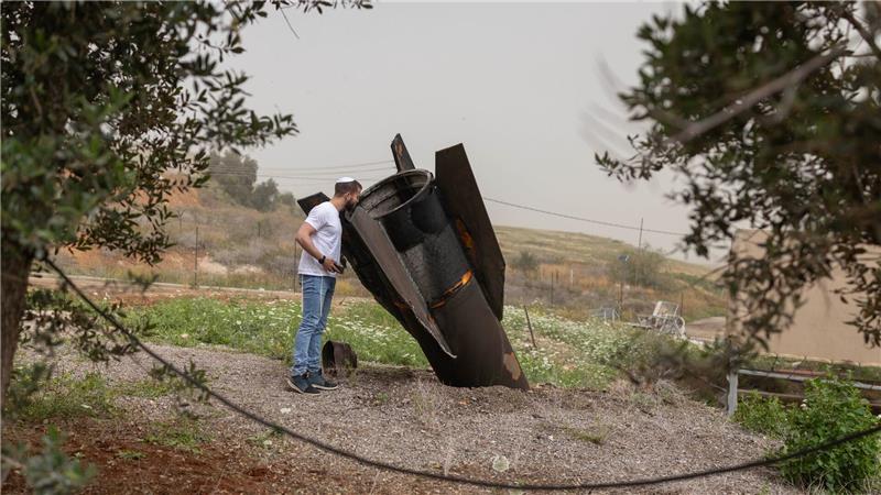 Ein israelischer Mann betrachtet in der jüdischen Siedlung im nördlichen Jordantal das Heckteil einer vom Iran abgeschossenen ballistischen Rakete.