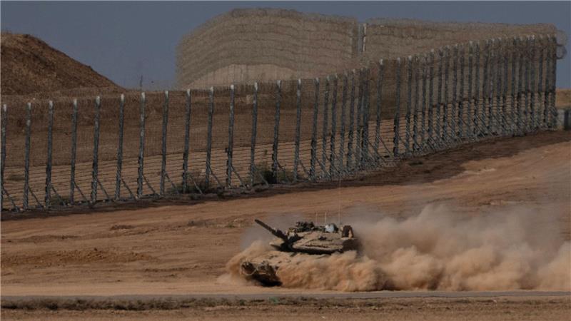 Ein israelischer Panzer bewegt sich durch ein Gebiet nahe der Grenze zwischen Israel und Gaza, vom Süden Israels aus gesehen.