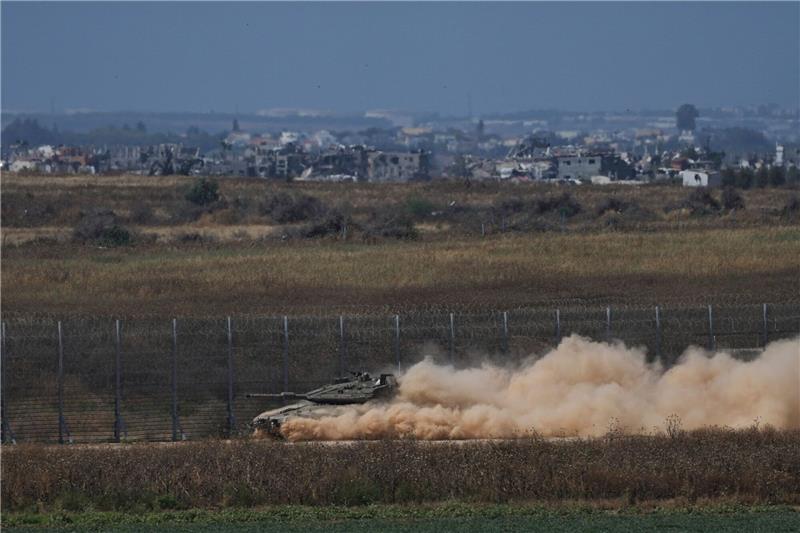 Ein israelischer Panzer bewegt sich in der Nähe der Grenze zwischen Israel und Gaza.