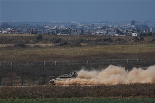 Ein israelischer Panzer bewegt sich in der Nähe der Grenze zwischen Israel und Gaza.