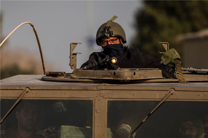 Israel: Bodeneinsätze auf gesamten Gazastreifen ausgeweitet Ein israelischer Soldat in einem gepanzerten Militärfahrzeug.