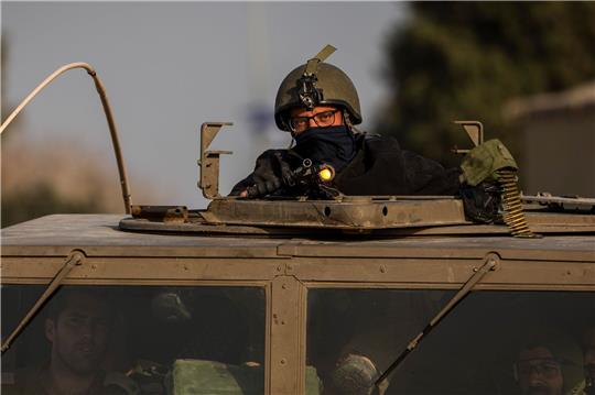 Ein israelischer Soldat in einem gepanzerten Militärfahrzeug.