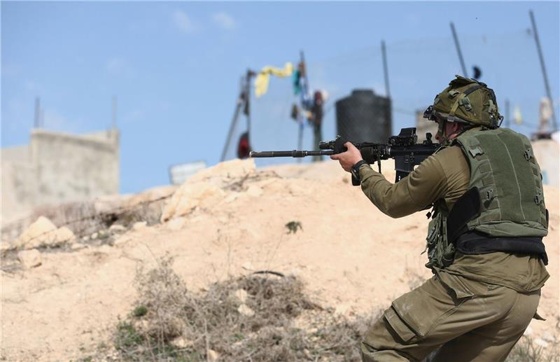 Palästinenser: 16-Jähriger bei Konfrontationen erschossen Ein israelischer Soldat legt seine Waffe an bei Zusammenstößen mit palästinensischen Demonstranten (Archivbild).