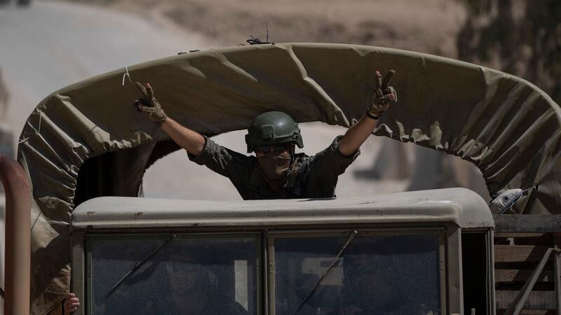 UN: Israel und Palästinenser verüben Kriegsverbrechen Ein israelischer Soldat mit dem Siegeszeichen: „Israel weist die verabscheuungswürdigen und unmoralischen Anschuldigungen gegen die IDF (Israelische Streitkräfte) zurück“.