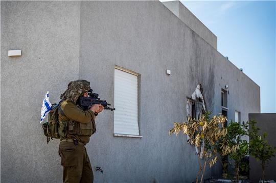 Ein israelischer Soldat patrouilliert nach dem Hamas-Anschlag in einem Gebiet der Stadt.