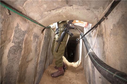 Ein israelischer Soldat steht in einem unterirdischen Tunnel, der unter dem Schifa-Krankenhaus in Gaza-Stadt gefunden wurde.