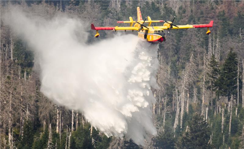 Harz: Polnisches Löschflugzeug soll Brandbekämpfung unterstützen Ein italienisches Löschflugzeug bekämpft einen Waldbrand am Brocken. Hunderte Einsatzkräfte bekämpften 2022 einen großen Waldbrand im Harz. Symbolfoto: picture alliance/dpa | Julian Stratenschulte