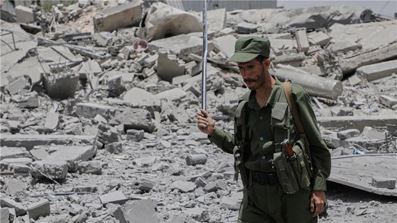 Ein jemenitischer Soldat inspiziert die Schäden, die durch US-Luftangriffe entstanden sein sollen.