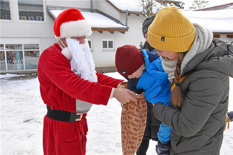 Braunlager Schüler gestalten Weihnachtsmarkt nachhaltig Ein jugendlicher Weihnachtsmann beglückt die jüngsten Besucher.
