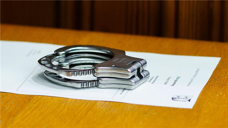 Ein junger Mann wird beschuldigt, eine 18-Jährige in einem Regionalzug mit einem Messer angegriffen zu haben - nun sitzt er in Untersuchungshaft. (Symbolbild)