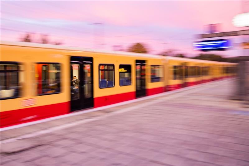 19-Jähriger stirbt mutmaßlich beim S-Bahnsurfen Ein junger Mann wurde tot auf einer S-Bahn in Berlin gefunden.