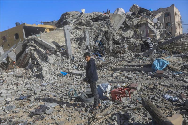 Das politische Weltklima belastet Klimakonferenz in Dubai Ein junger Palästinenser auf den Trümmern von zerstörten Häusern nach israelischen Angriffen in Chan Juni im Gazastreifen.