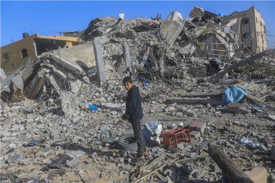 Ein junger Palästinenser auf den Trümmern von zerstörten Häusern nach israelischen Angriffen in Chan Juni im Gazastreifen.