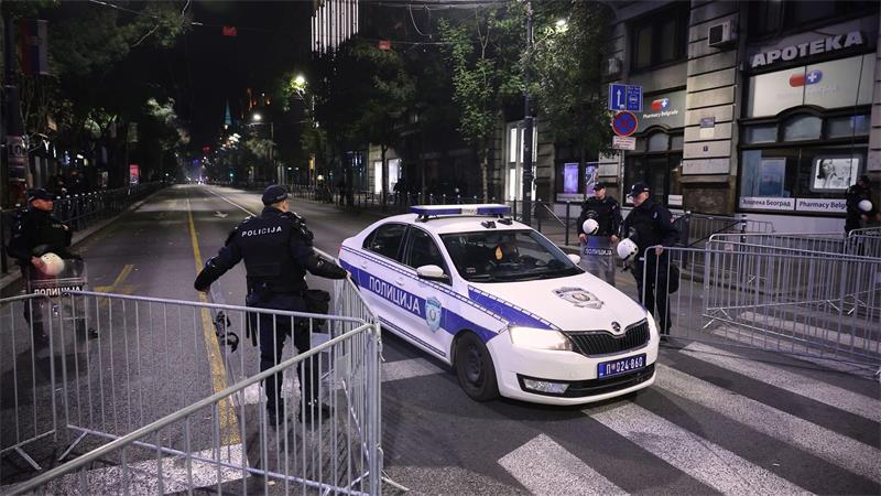 Ein junger Serbe griff einen Polizisten vor der israelischen Botschaft in Belgrad mit Messern an und wurde von dem Beamten erschossen. (Archivbild)