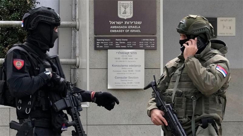 Ein junger Serbe griff mit Messern einen Polizisten vor der israelischen Botschaft in Serbien an, der ihn schließlich erschoss.