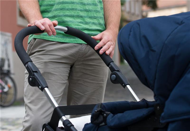 Transsexuelle können Mutter- und Vaterschaft nicht verändern Ein junger Vater mit einem Kinderwagen (Symbolbild).